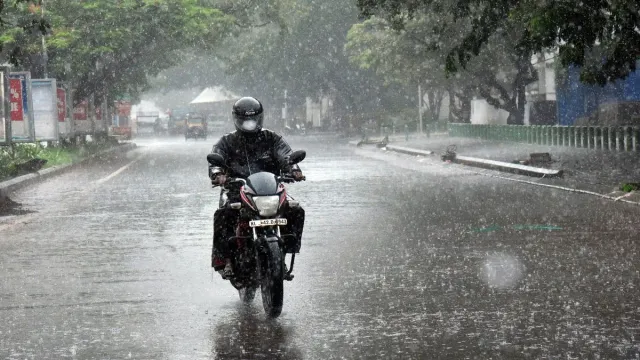 weather-updates-orange-alert-for-heavy-rainfall-in-five-states-west-bengal-odisha-chhattisgarh-tamil-nadu-kerala-drizzling-likely-in-delhi-mumbai